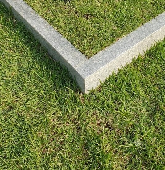 화강석으로 단정하게 두른 평장 구획과 잘 관리된 잔디