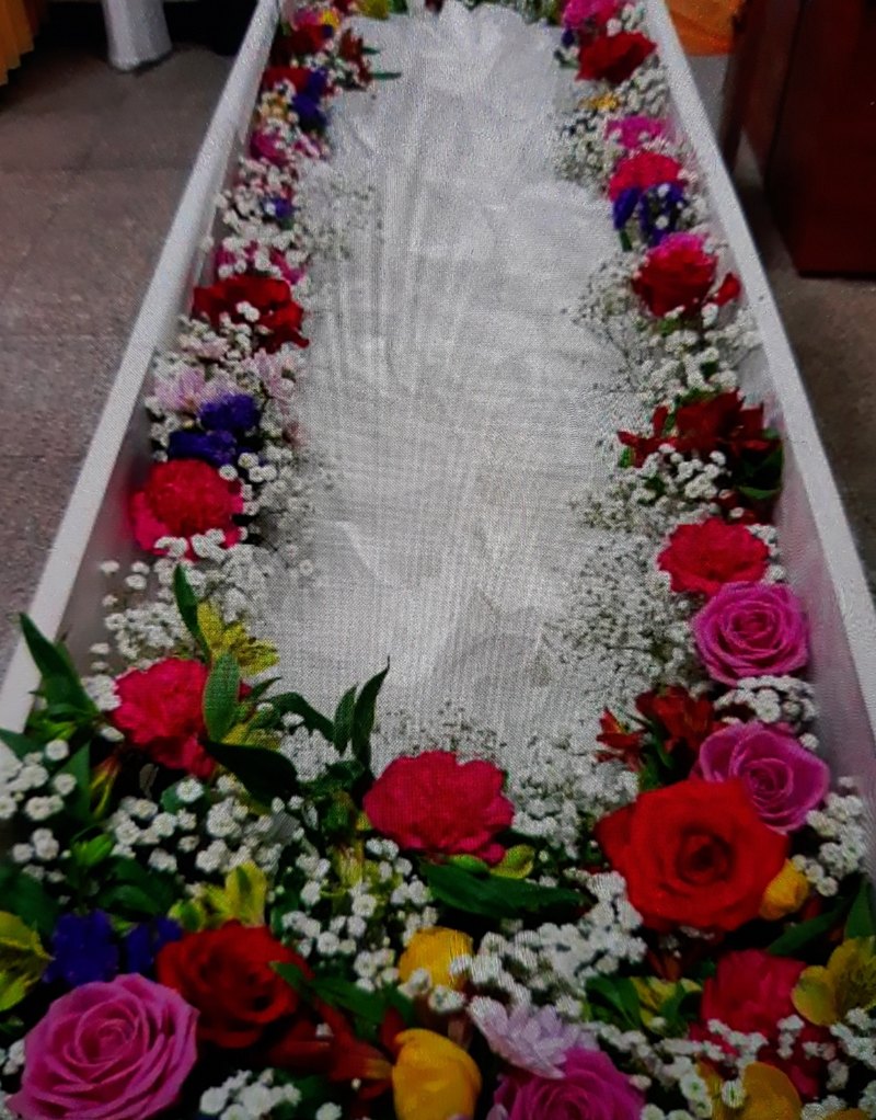 입관 시 고인을 모신 관을 생화로 정성껏 장식한 모습